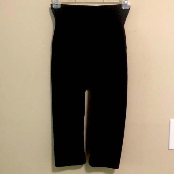 SPANX Pants - SPANX Capris Leggings SZ M Black EUC